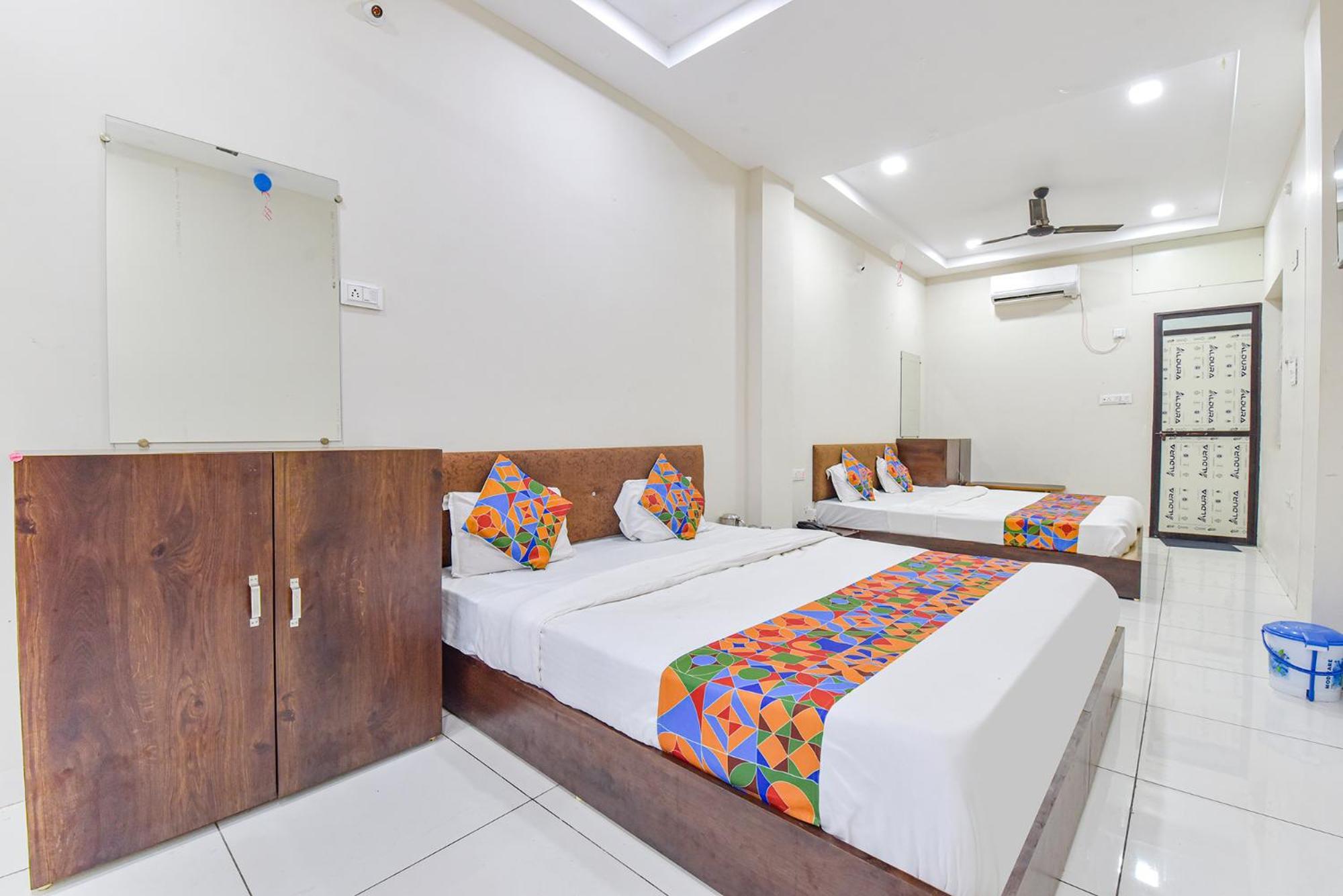 Fabexpress Devani Palace Ujjain Eksteriør billede